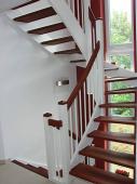 Klassik und Moderne perfekt vereint. Treppenanlage ½ gewendelt mit weiß lackierten Wangen und Geländer (M 22), Trittstufen, Handlauf (H 2) und Pyramiden auf Pfosten in Jatoba 1A natur geölt