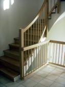 Stufenbelegung für bauseitige Betontreppe in Buche hell 1A Sortierung, mitlaufendes Steiggeländer verzogen mit zylindrischen Holzstäben M 22.