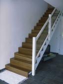 Trittstufenbelegung auf Betontreppe als Faltwerk in Räuchereiche 1A Sortierung. Modernes Geländer mit ESG-Klarglasfüllung