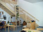 Geschlossene Treppe in Fichte/Buche, zusätzlicher Handlauf auf Kinderhöhe